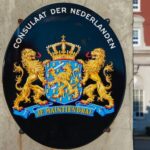 In welke landen heeft Nederland een ambassade en waarvoor kun je er als vakantieganger terecht?