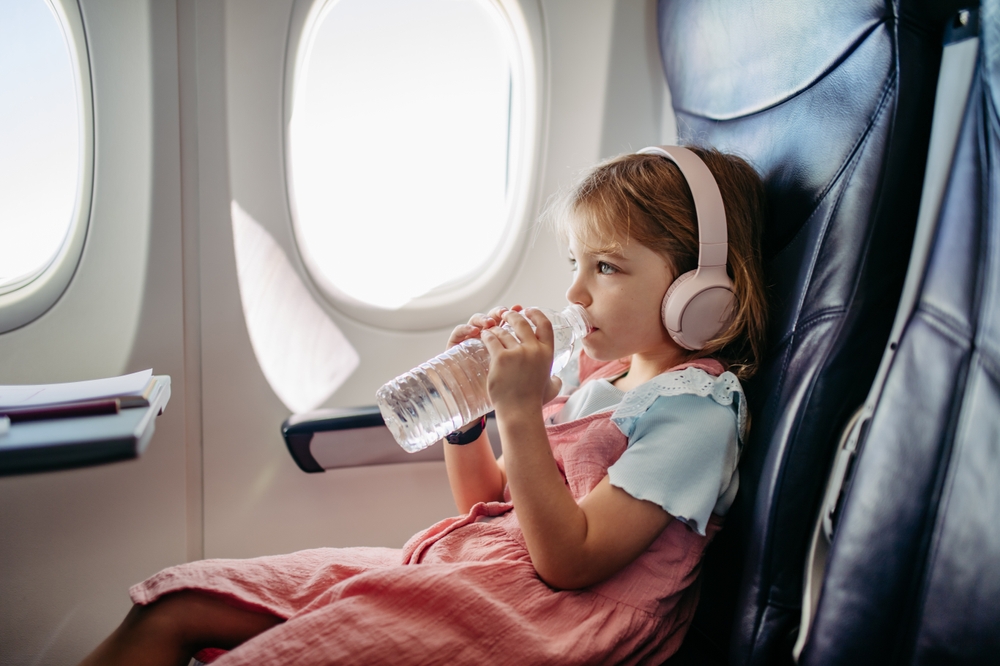 Mag je zelf een flesje water meenemen in het vliegtuig? Zo zit het MAX vakantieman