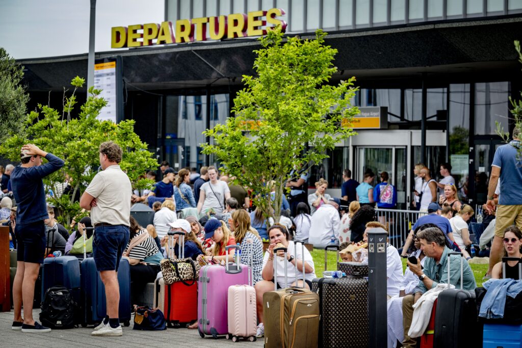 Waar heb je als gedupeerde reiziger recht op na de storing in het vliegverkeer op 19 juli? Zo zit het