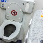 Wat gebeurt er met toiletafval in vliegtuigen en treinen?