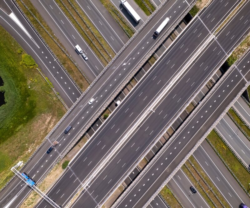 Wat is het verschil tussen een rijbaan en een rijstrook?