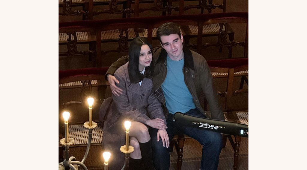 Acteurs Corey MyIchreest en Sofia Carson in de kerk.