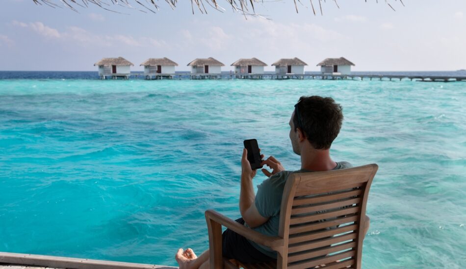 Man op vakantie maakt verbinding met een netwerk.