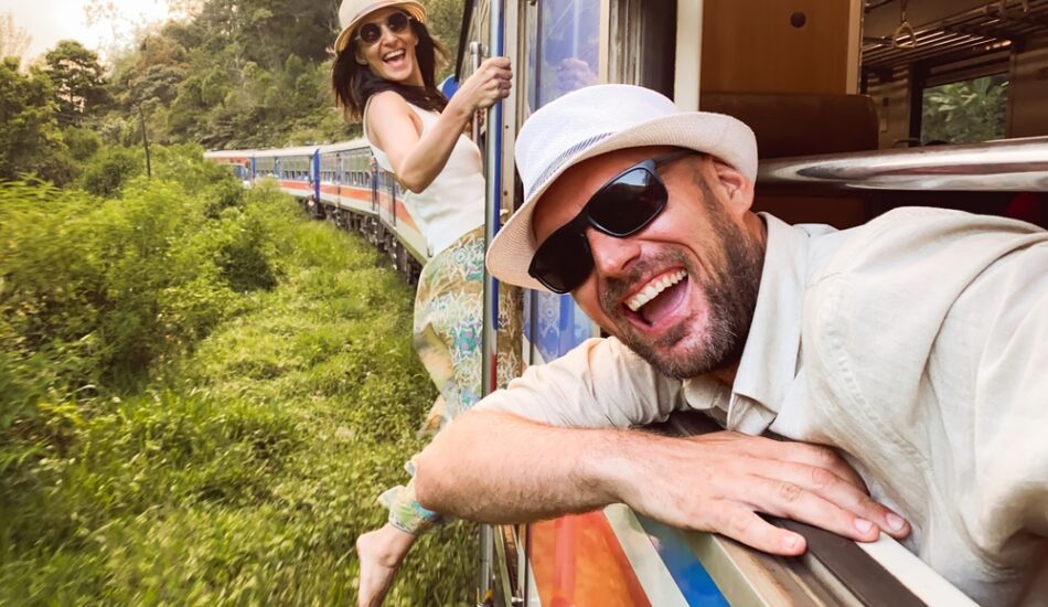 Echtpaar gaat op vakantie met de trein.
