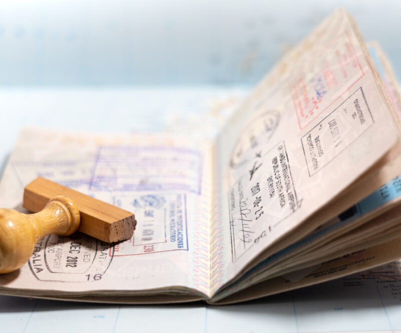 Steeds minder landen zetten een stempel in het paspoort: ook Europa schaft het af en dit is waarom
