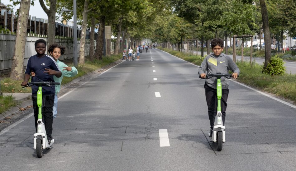 Jongen steppen op de autoweg tijdens Autoloze Zondag in Brussel.