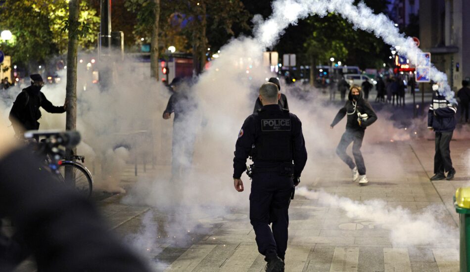 Traangas wordt ingezet tijdens de protestdag in Frankrijk.