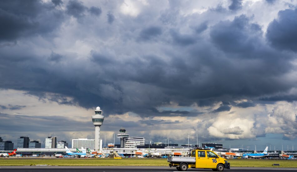 Sfeerbeeld van storm bij Schiphol.