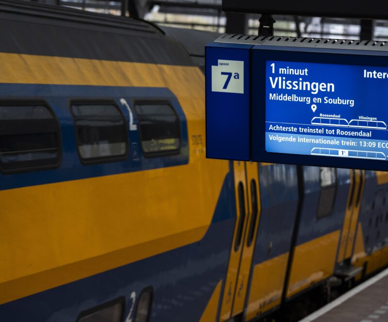 NS borden met reisinformatie voortaan in donkere modus: dit is waarom