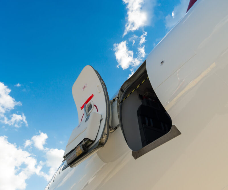 Kun je een deur van een vliegtuig zomaar openen?