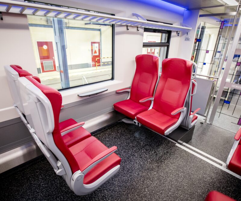 Mag je bij (extreme) drukte in de trein in de eerste klas gaan zitten?