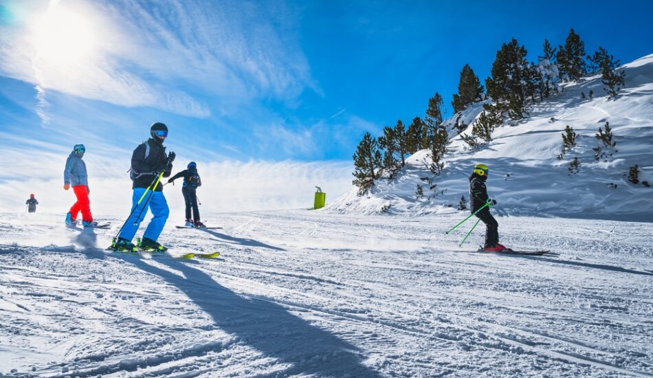 Wintersport, skiërs op de piste