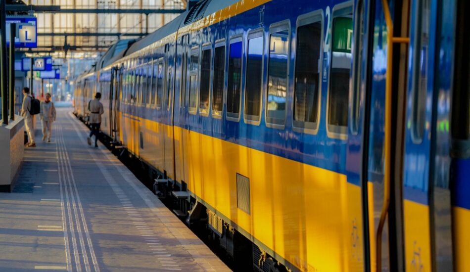 Een trein rijdt voorbij.