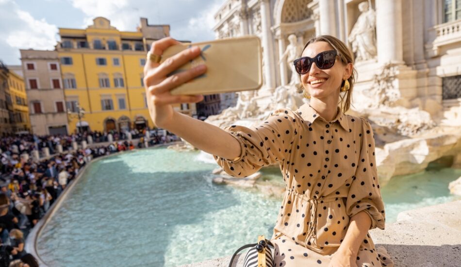 Een toerist bij de Trevifontein.