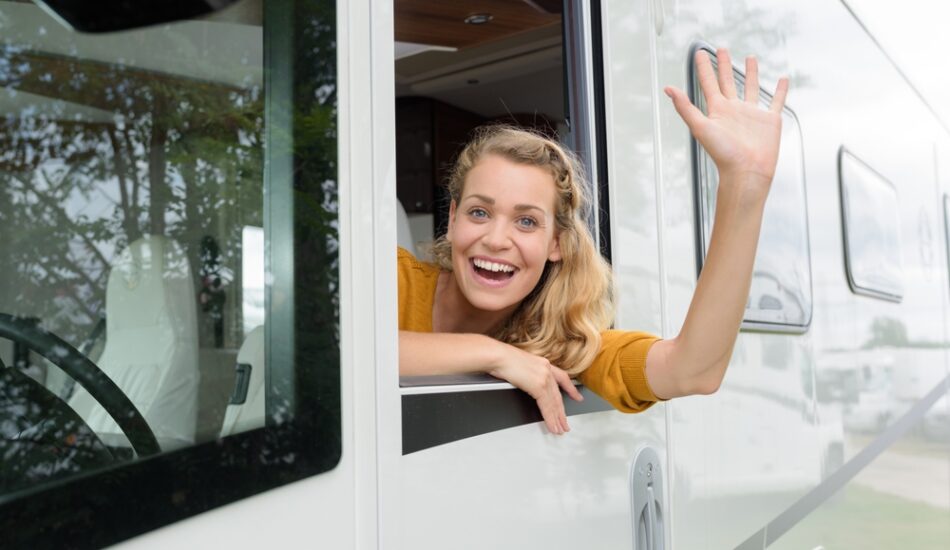 Zwaaien in de camper naar andere camperaars