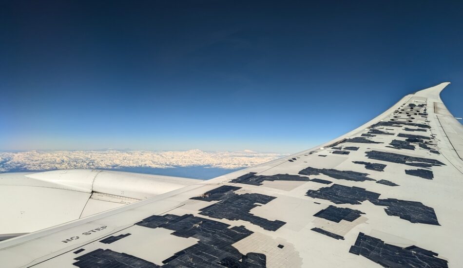 Tape op de vleugel van het vliegtuig.