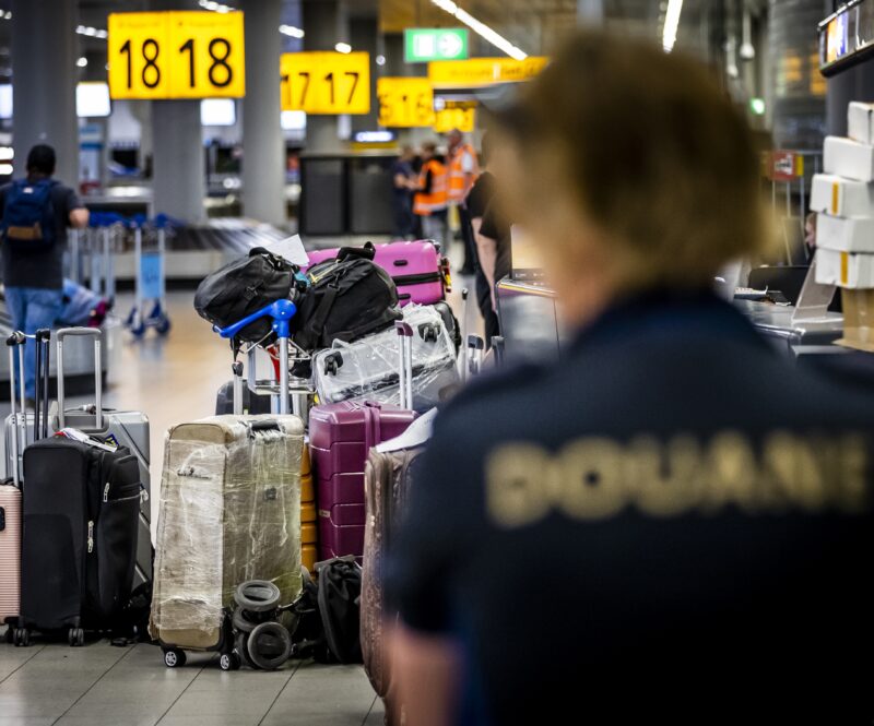 Douane voert dinsdagmiddag 10 februari 2026 actie op Schiphol: niet minder, maar juist extra controles