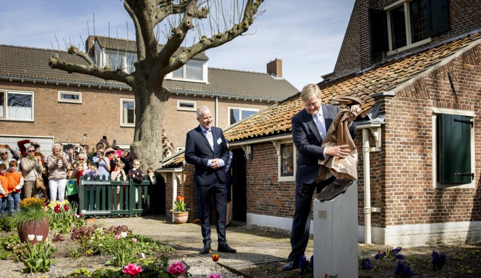 De koning bij het Spinozahuis.