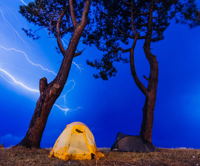 Onweer op de camping: zo bereid je je voor en zo moet je handelen