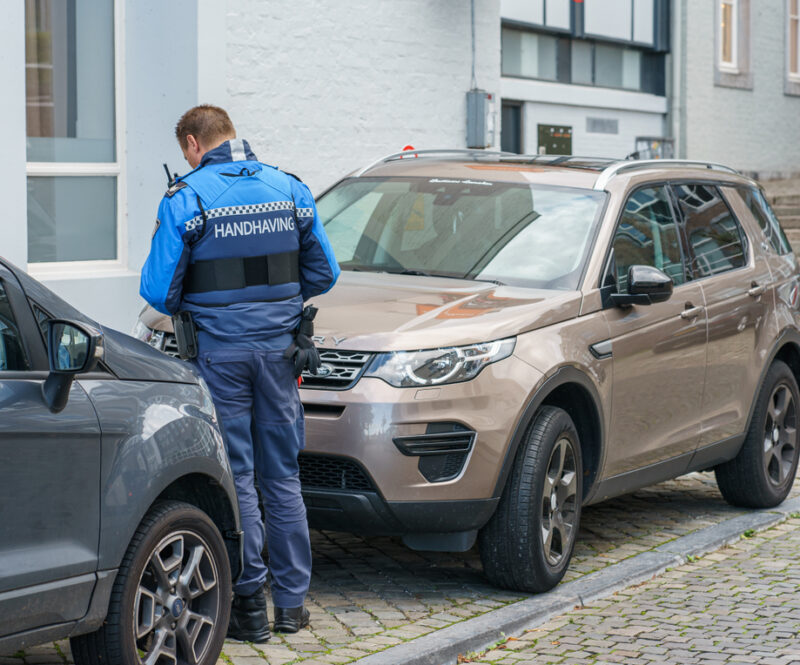 Een bekeuring op de mat na je vakantie in Nederland? Zoveel kosten de verkeersboetes in 2026