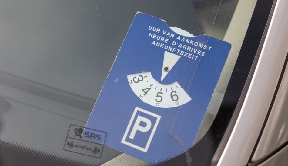 De Europese blauwe parkeerschijf