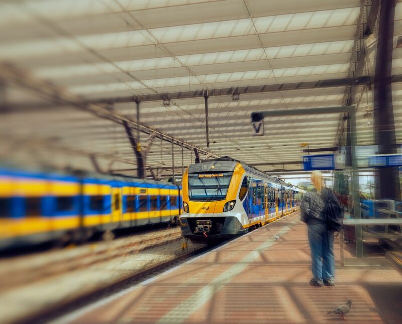 Deze zomer kun je onbeperkt treinreizen in de daluren met abonnement van 49 euro per maand