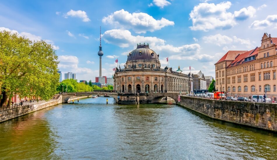 Zomerpuzzel: Berlijn gezien vanaf de Spree rivier.