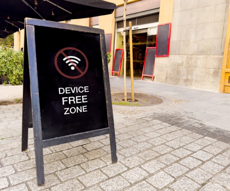 In steeds meer restaurants is de telefoon niet welkom (op tafel) en dat is met goede redenen