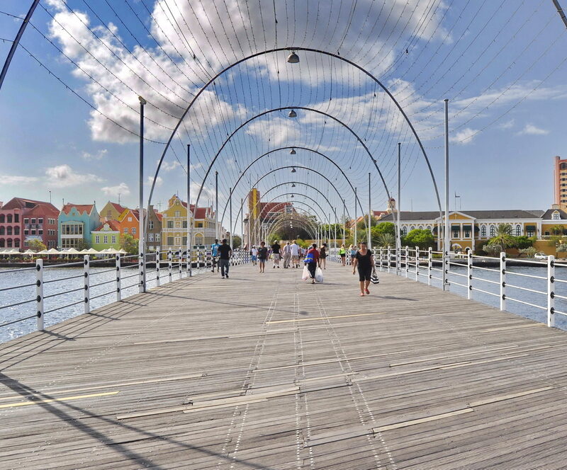 De iconische Pontjesbrug op Curaçao is door werkzaamheden tot zeker 25 september dicht