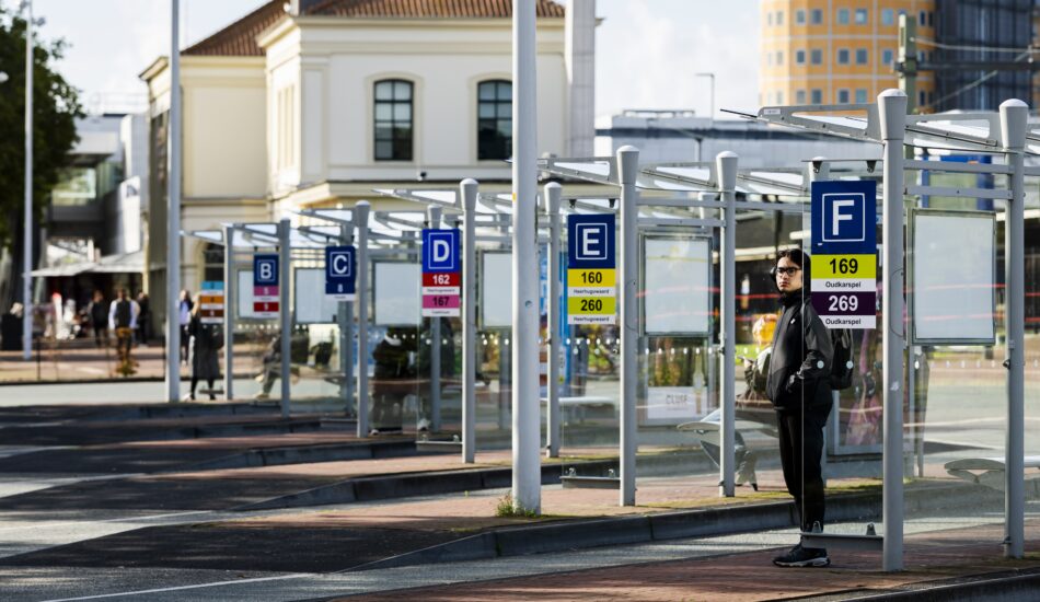 Staking in het streekvervoer, een leeg busstation in Alkmaar.