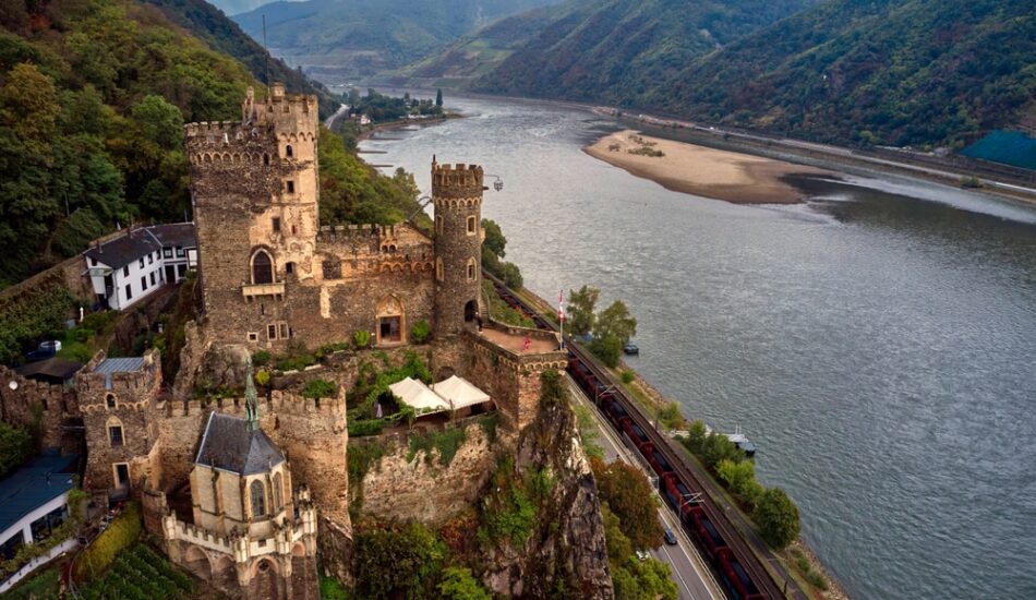 Burcht Rheinstein met uitzicht over de rivier