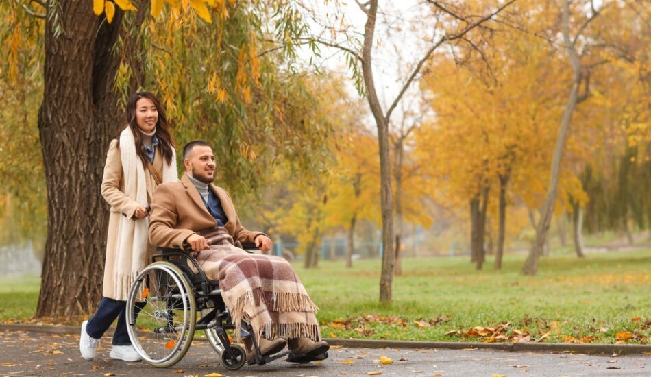 Wandelen met iemand in een rolstoel
