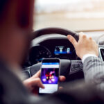 Snel één appje achter het stuur? In België raak je dan je rijbewijs kwijt (ook als toerist)