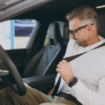 Je gordel in de auto correct omdoen: zo doe je dat, zo veilig is het en zoveel kost een boete als je de riem onjuist omdoet