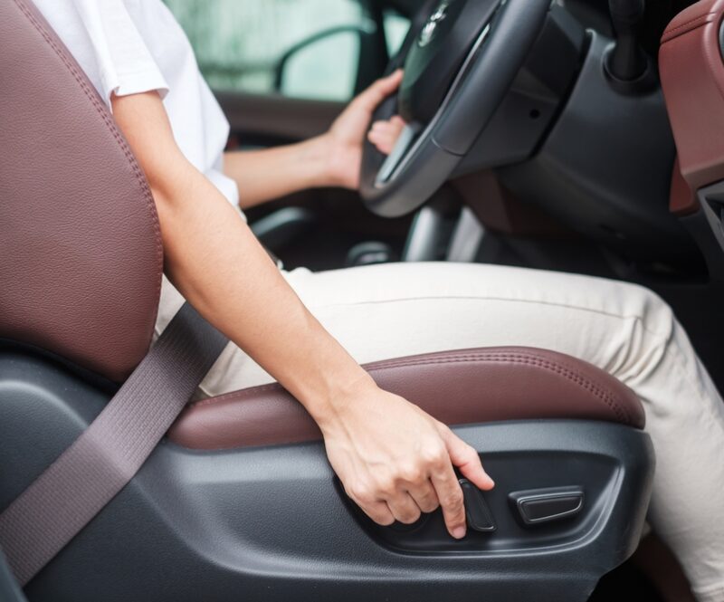Zo belangrijk is een goede zithouding in de auto (en zo stel je de stoel goed in)