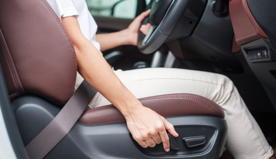 Zo belangrijk is een goede zithouding in de auto (en zo stel je de stoel goed in)
