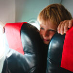 Zit je standaard naast je kind in het vliegtuig of moet je daarvoor een stoel reserveren? Dit zeggen de vliegmaatschappijen