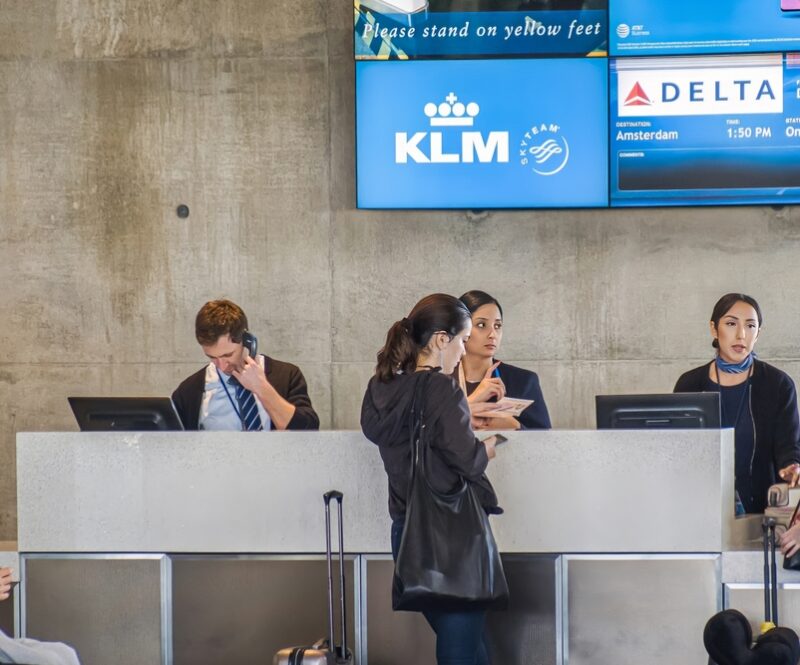 Rolkoffer niet altijd meer gratis mee bij KLM: proef met goedkoper basisticket zonder grote handbagage
