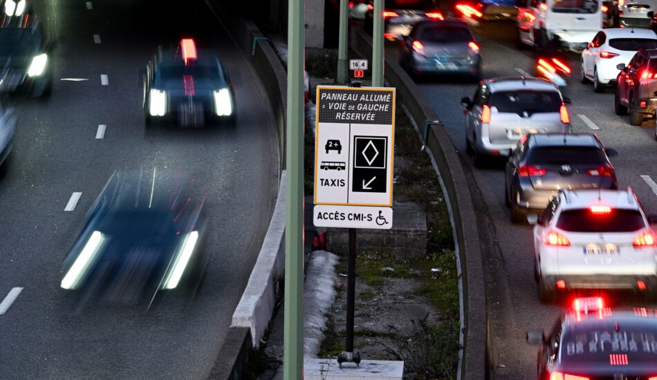 Een bord dat de carpoolstrook aangeeft.