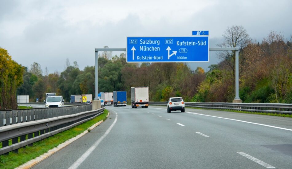 De A12 waar vrachtwagens gedoseerd op mogen rijden.