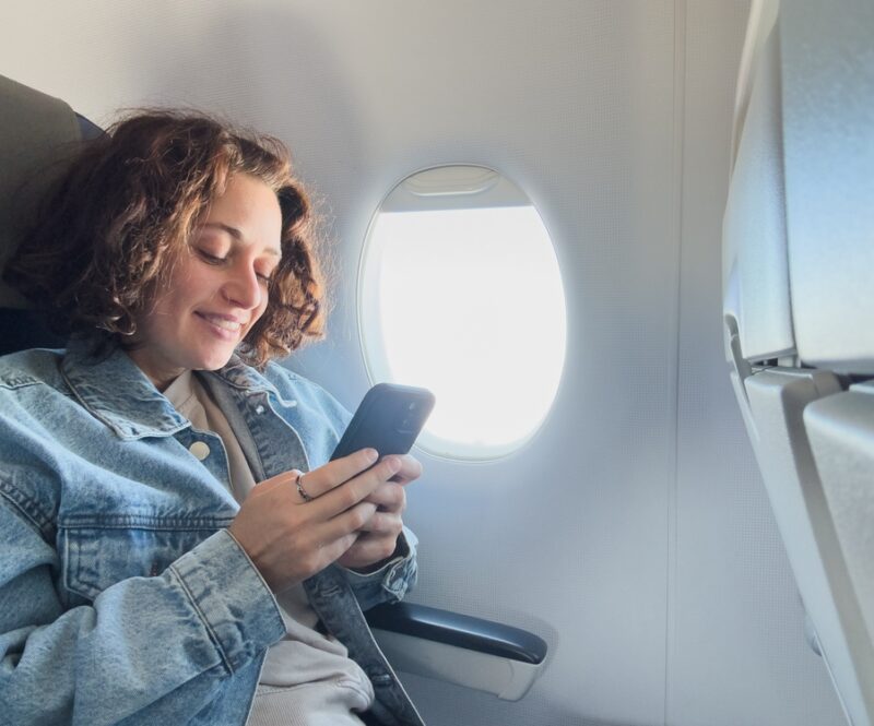 Internet in het vliegtuig? Bij deze luchtvaartmaatschappijen heb je (gratis) wifi in de lucht