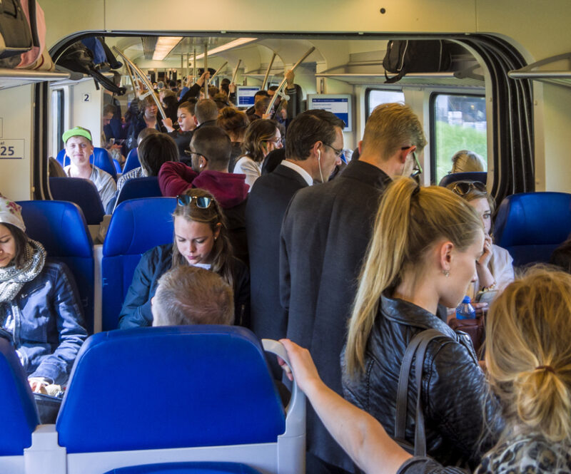 Hogere boetes voor zwartrijders openbaar vervoer: zoveel kost het en dit kun je doen als je vergeten bent in te checken