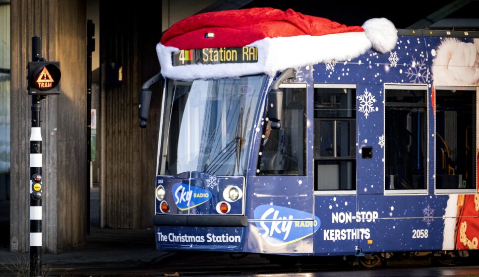 Een tram tijdens kerst in Amsterdam.