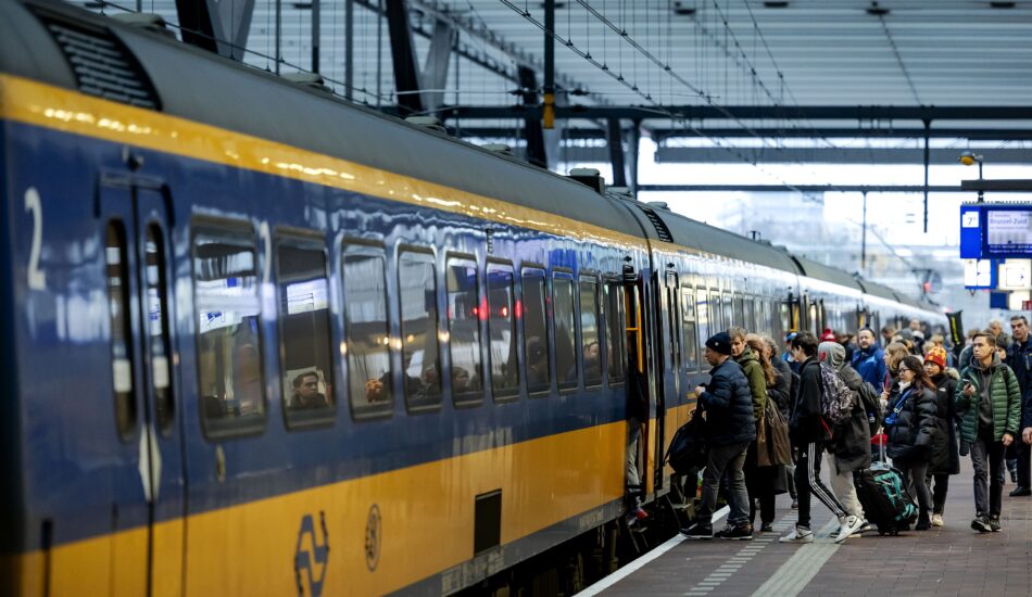 Mensen stappen een rustige trein in.