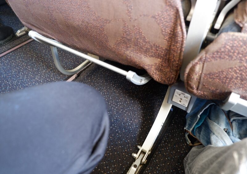 Glipt je laptop of telefoon tussen de vliegtuigstoelen? Dat kan heel gevaarlijk zijn en heeft mogelijk grote gevolgen