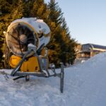 Hoe wordt kunstsneeuw uit sneeuwkanonnen op de skipiste gemaakt?