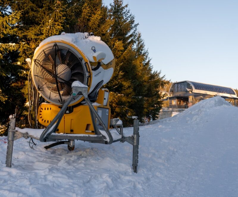 Hoe wordt kunstsneeuw uit sneeuwkanonnen op de skipiste gemaakt?