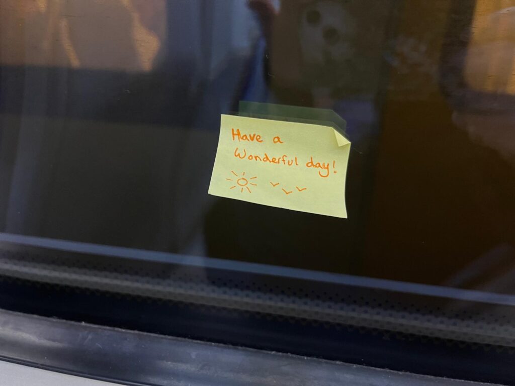 Boodschap van een treinreiziger op het raam geplakt