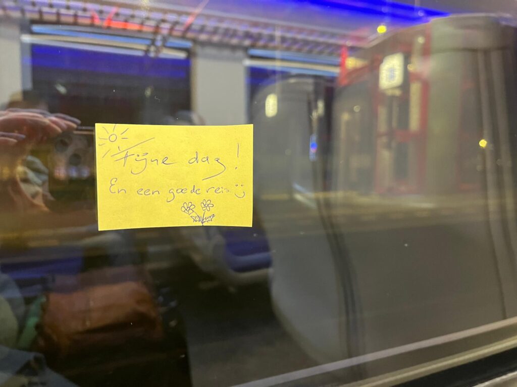 Boodschap van een treinreiziger op het raam geplakt