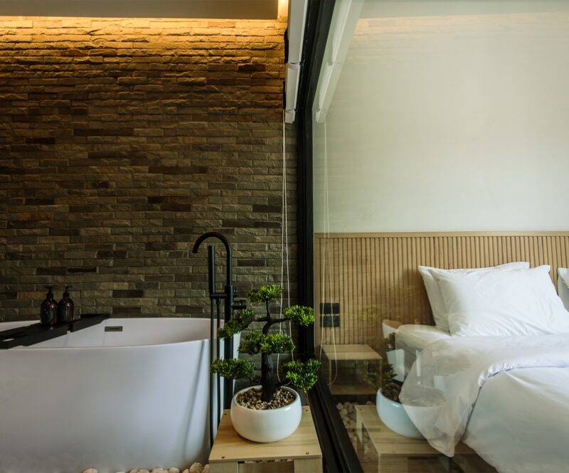 Geen privacy in je hotelkamer? Steeds vaker hotels met glazen of zelfs geen deur naar de badkamer